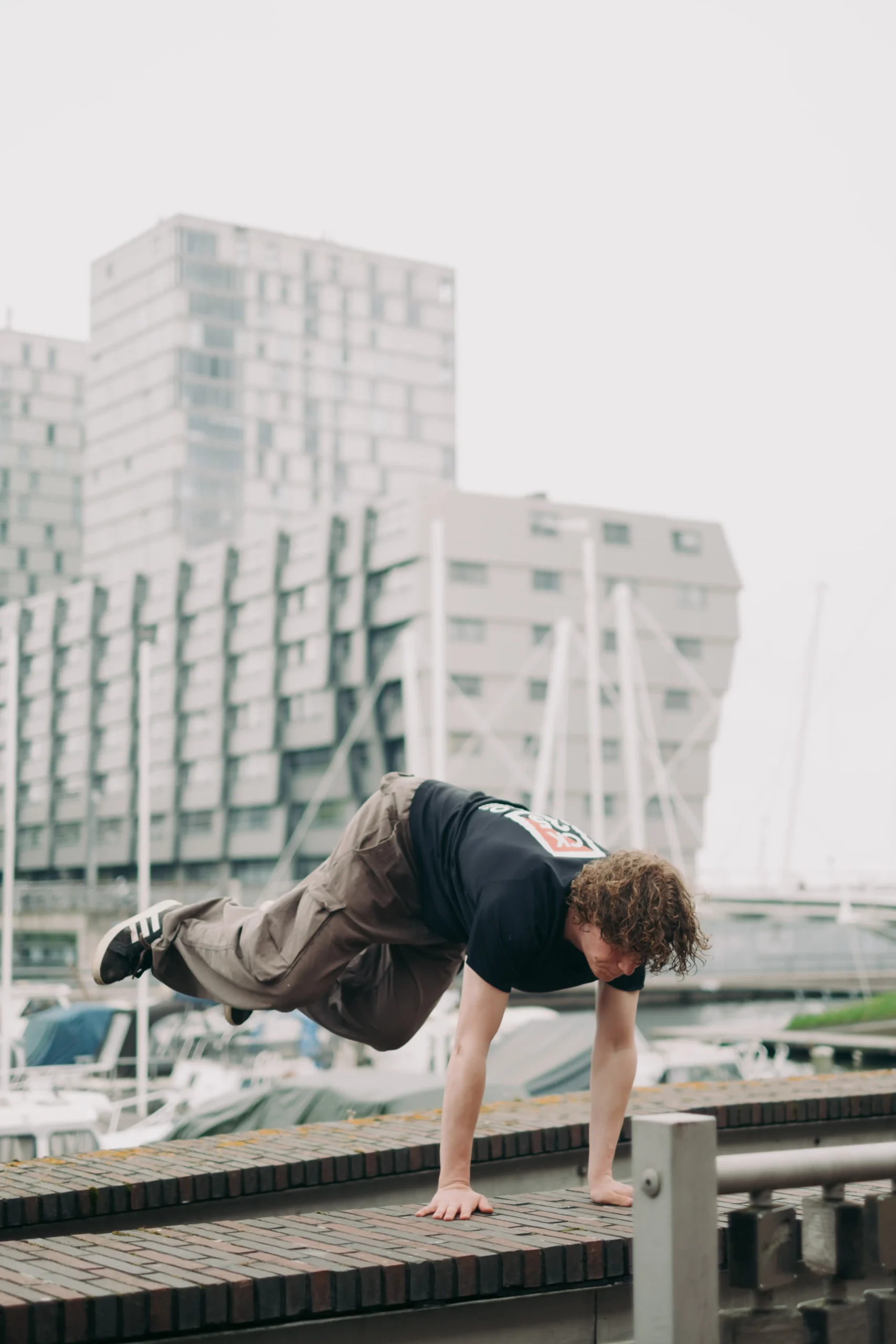 Freerunner voert een acrobatische beweging uit op een obstakel in Almere, een van de activiteiten op het platform HoiBuurAlmere.nl