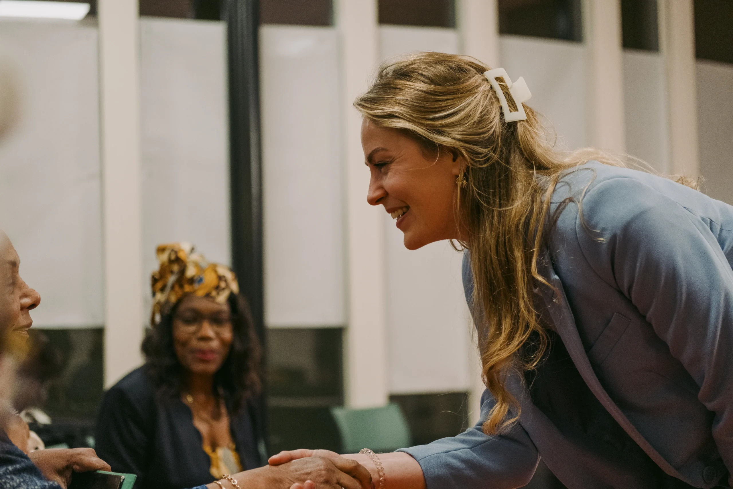 Loes van Mindshift in gesprek met een inwoner tijdens de ontwikkeling van Hoi Buur Almere.