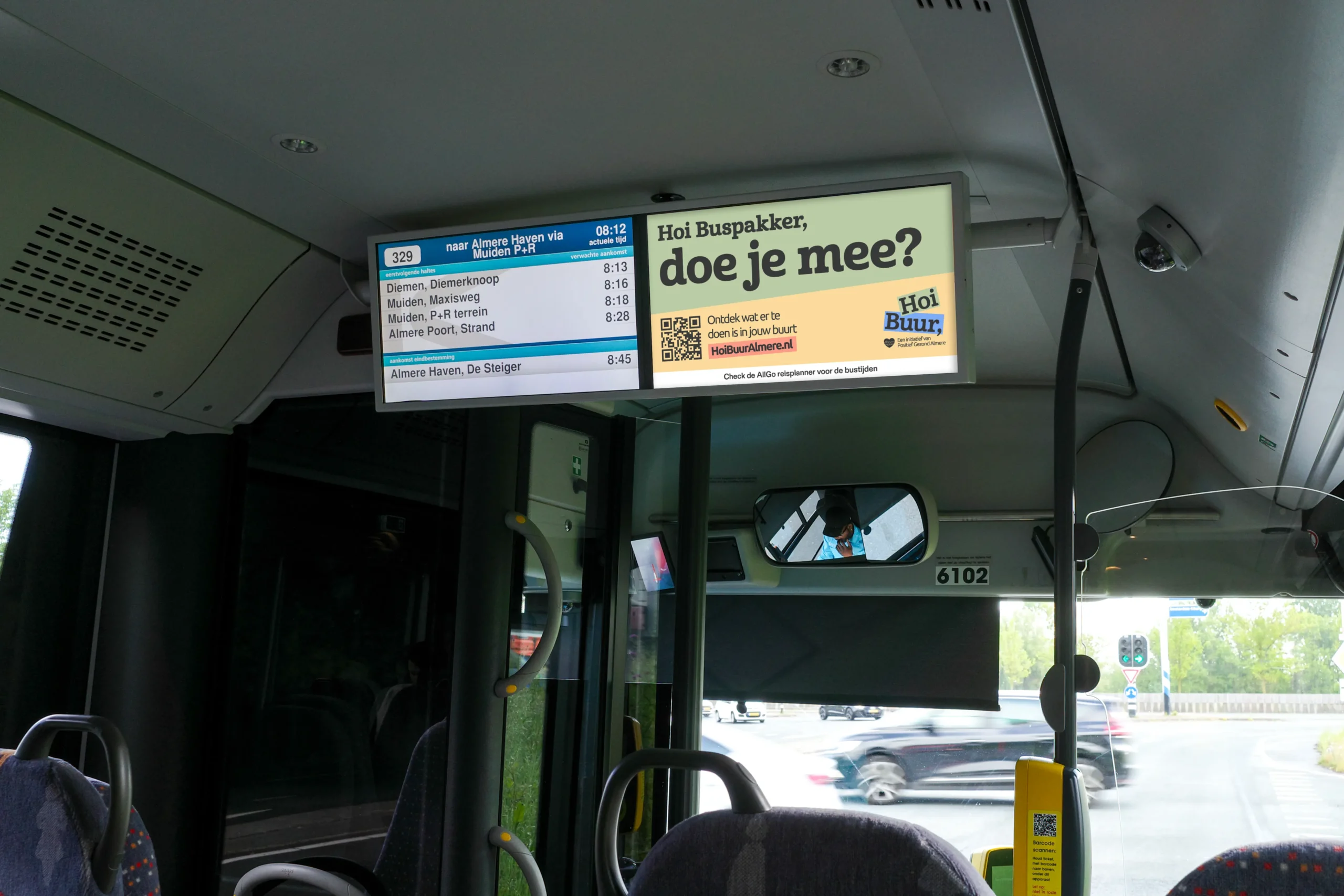 Campagne-uiting van Hoi Buur Almere op een digitaal scherm in een stadsbus, met de oproep ‘Hoi Buspakker, doe je mee?’