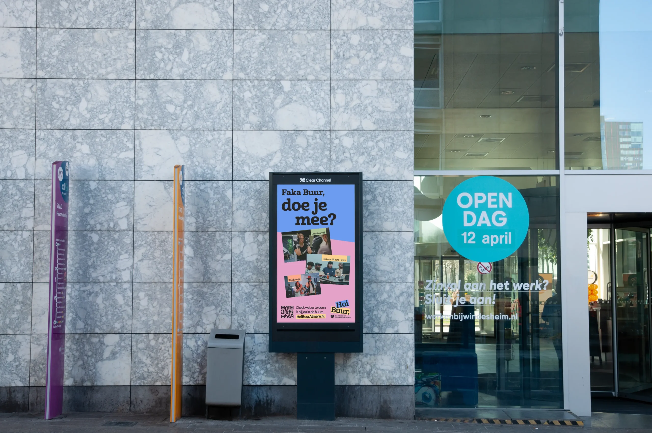 Digitaal reclamebord met de campagne Hoi Buur Almere in de openbare ruimte, dat inwoners uitnodigt om mee te doen aan activiteiten.