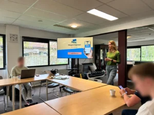 Testsessie van het platform HoiBuurAlmere.nl met inwoners uit de doelgroep, begeleid door Mindshift.