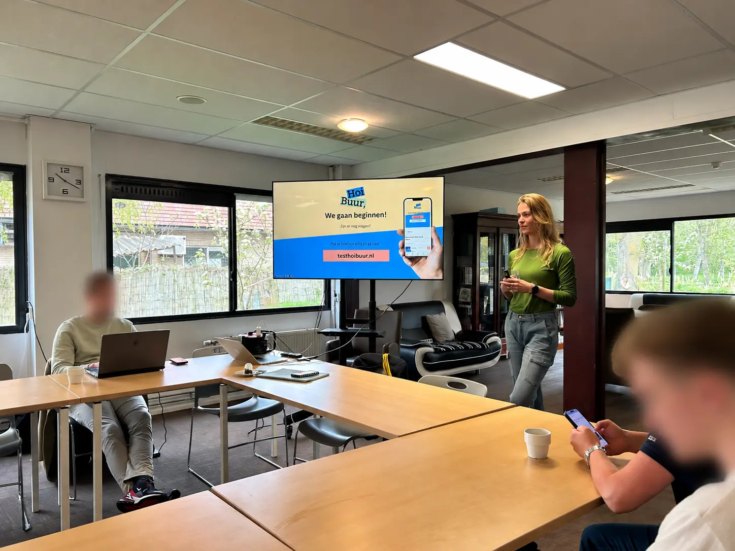 Testsessie van het platform HoiBuurAlmere.nl met inwoners uit de doelgroep, begeleid door Mindshift.