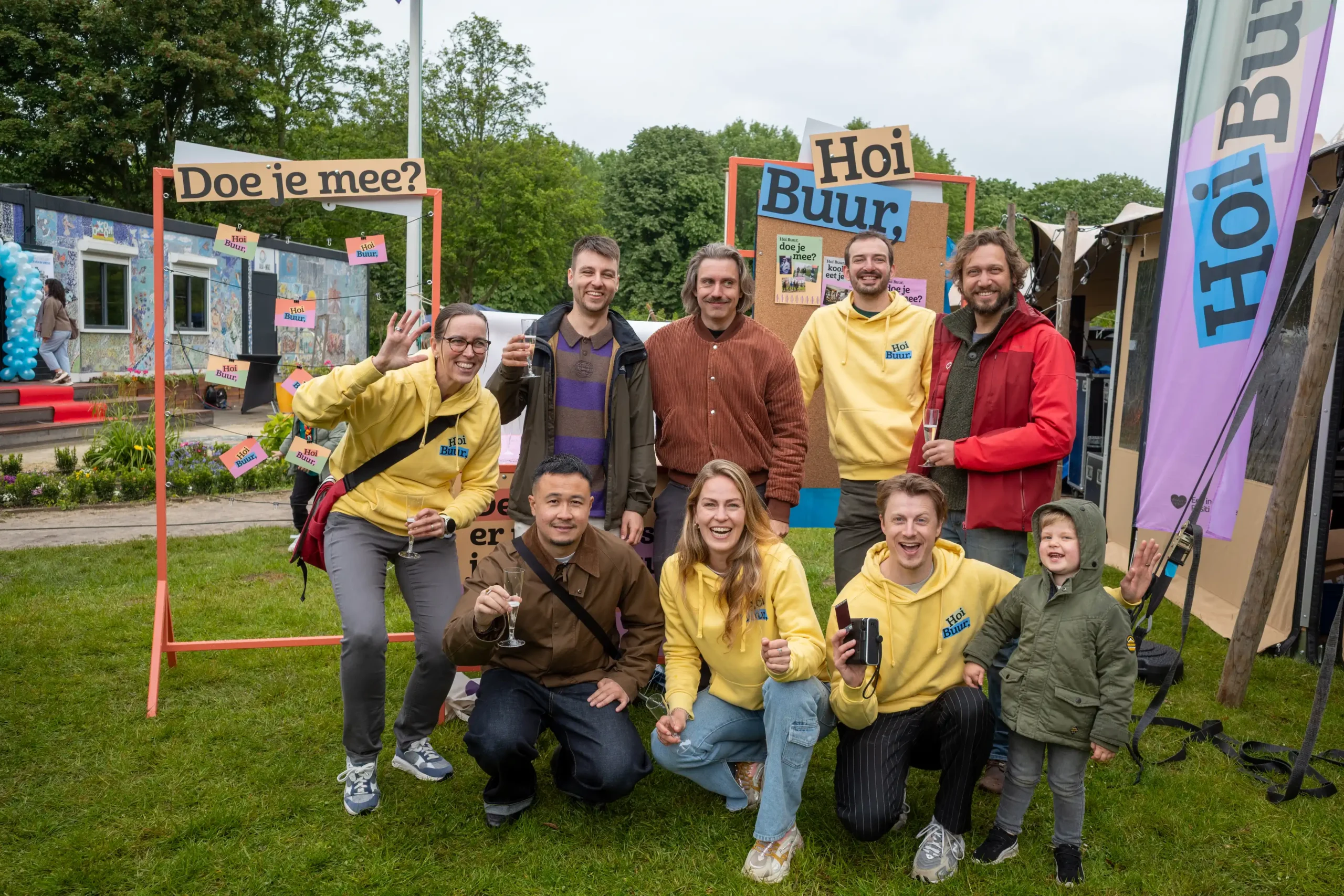 en deel van het Hoi Buur Almere-team poseert tijdens de feestelijke lancering, voor de kleurrijke activatie met activiteiten uit de buurt.