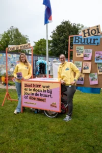 Activatie van Hoi Buur Almere waarbij inwoners kennismaken met het initiatief en activiteiten uit hun wijk delen op een levensgroot prikbord.