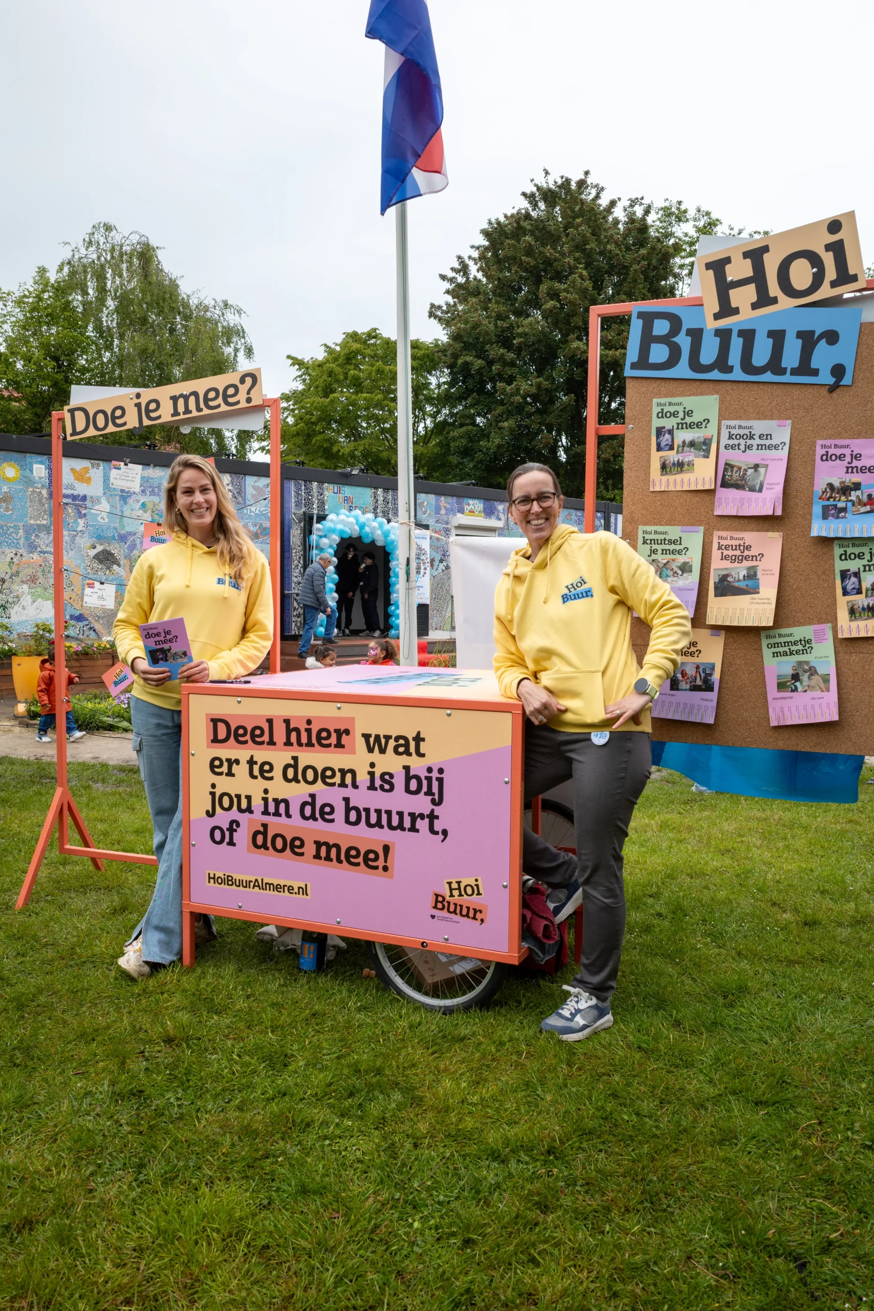 Activatie van Hoi Buur Almere waarbij inwoners kennismaken met het initiatief en activiteiten uit hun wijk delen op een levensgroot prikbord.