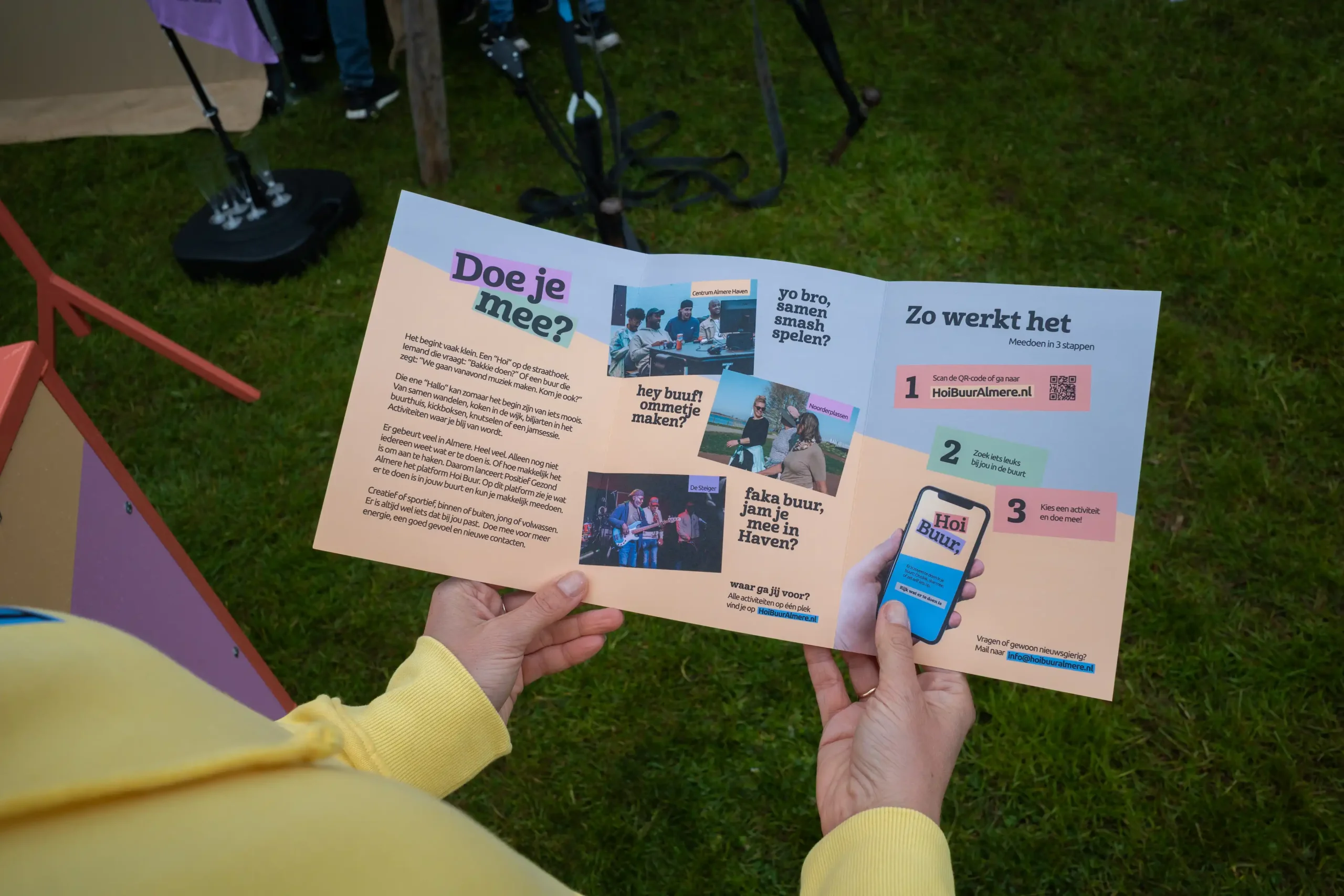 flyer van Hoi Buur Almere met informatie over het initiatief en drie eenvoudige stappen om mee te doen aan activiteiten in de buurt.
