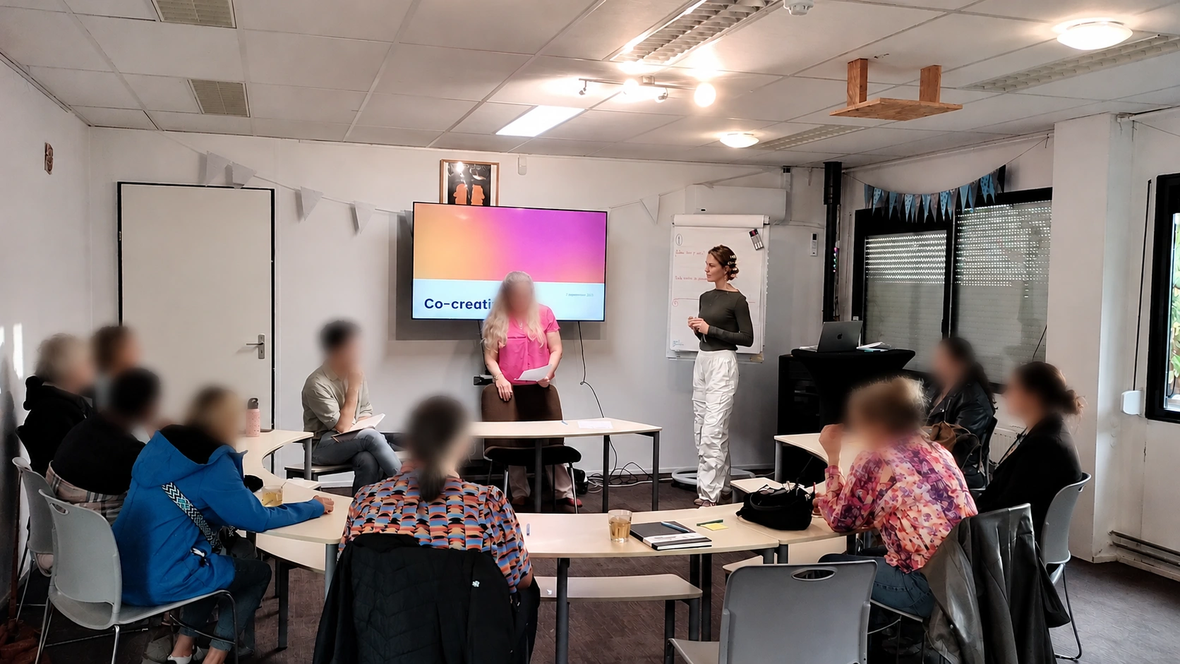 Co-creatiesessie van Mindshift met inwoners van Almere om het creatieve concept voor Hoi Buur Almere te ontwikkelen.